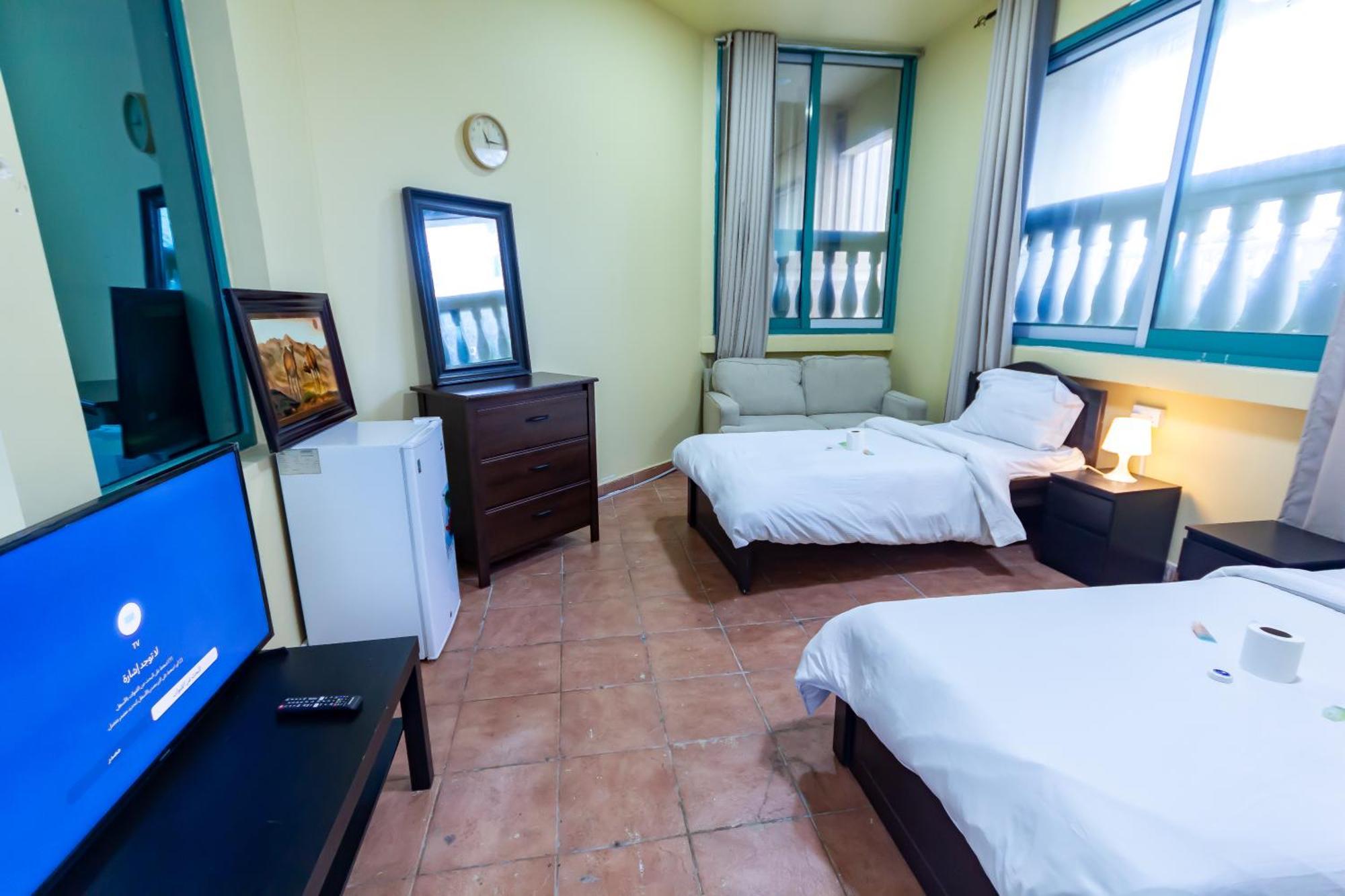 Appartamento Spacious For Girls In Marina فتيات فقط Dubai