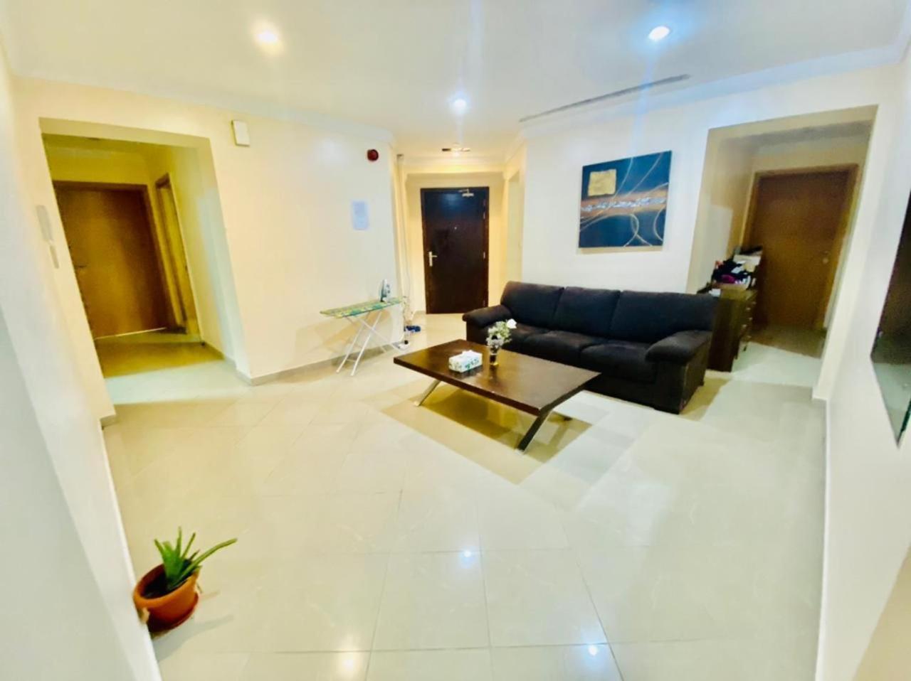 Appartamento Spacious For Girls In Marina فتيات فقط Dubai