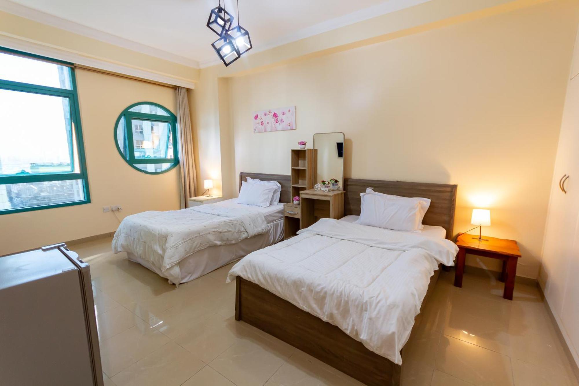 Appartamento Spacious For Girls In Marina فتيات فقط Dubai
