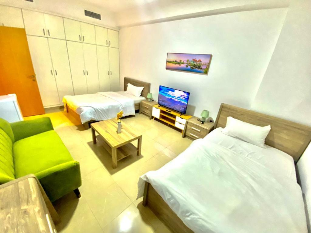 Appartamento Spacious For Girls In Marina فتيات فقط Dubai