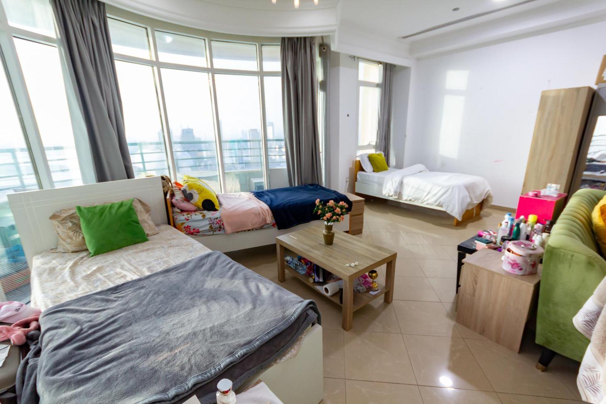 Appartamento Spacious For Girls In Marina فتيات فقط Dubai